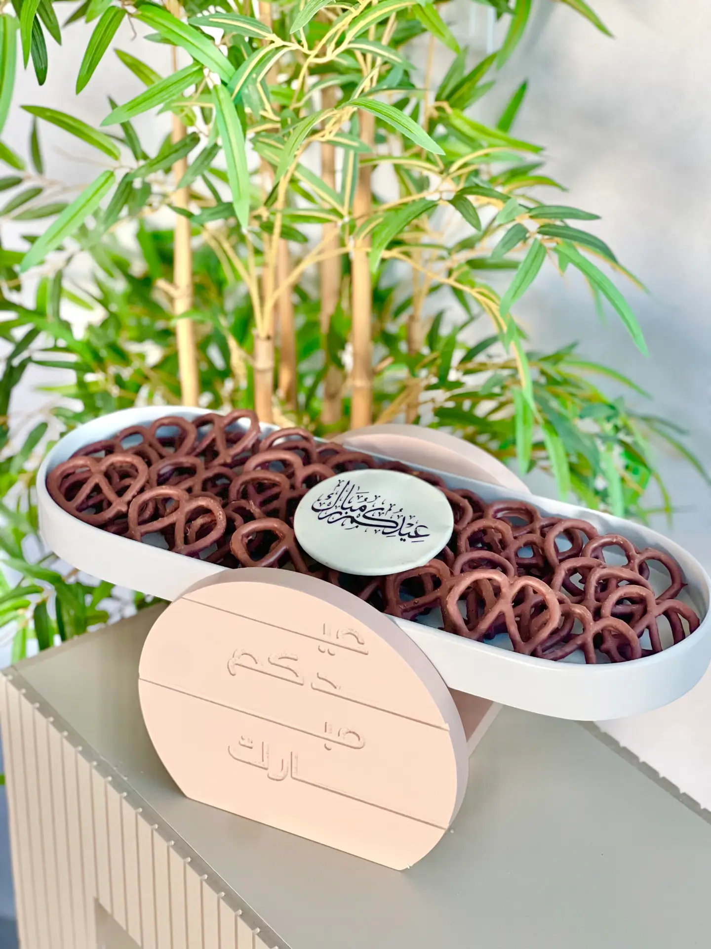 Eid stand tray / pretzels