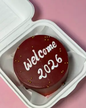 Maroon welcome 2026 bento cake